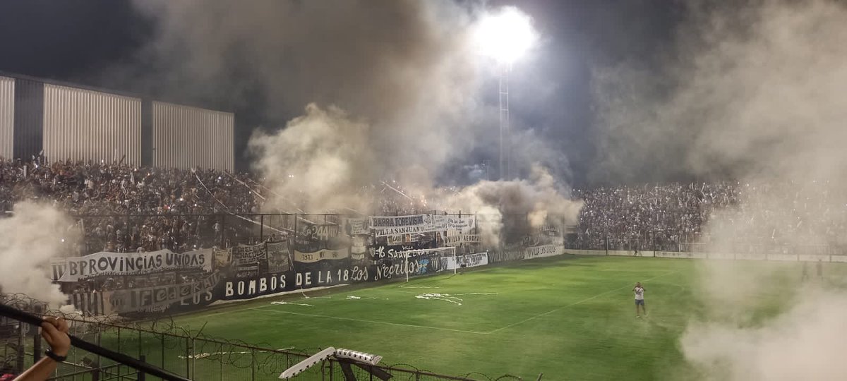 ElCartelDeLa15's tweet photo. Como no extrañar esas tardes/noches donde todo dejaba de importar, donde solo existe el negro y su gente. No puedo esperar más para volver a ser feliz en el gigante junto a mi gente. https://t.co/MjizxYU09F
