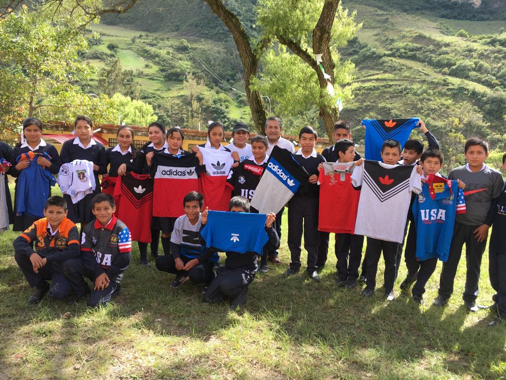 MenoresSOS's tweet photo. Con apoyo del #MinisterioPúblico , pudimos ofrecer ropa y juguetes a los niños y adolescentes de las comunidades #Chalamarca #Cochabamba #Chota #Lajas #Tacabamba de la provincia de #Chota, en el departamento de #Cajamarca @FiscaliaPeru https://t.co/4lKVLYK5GP