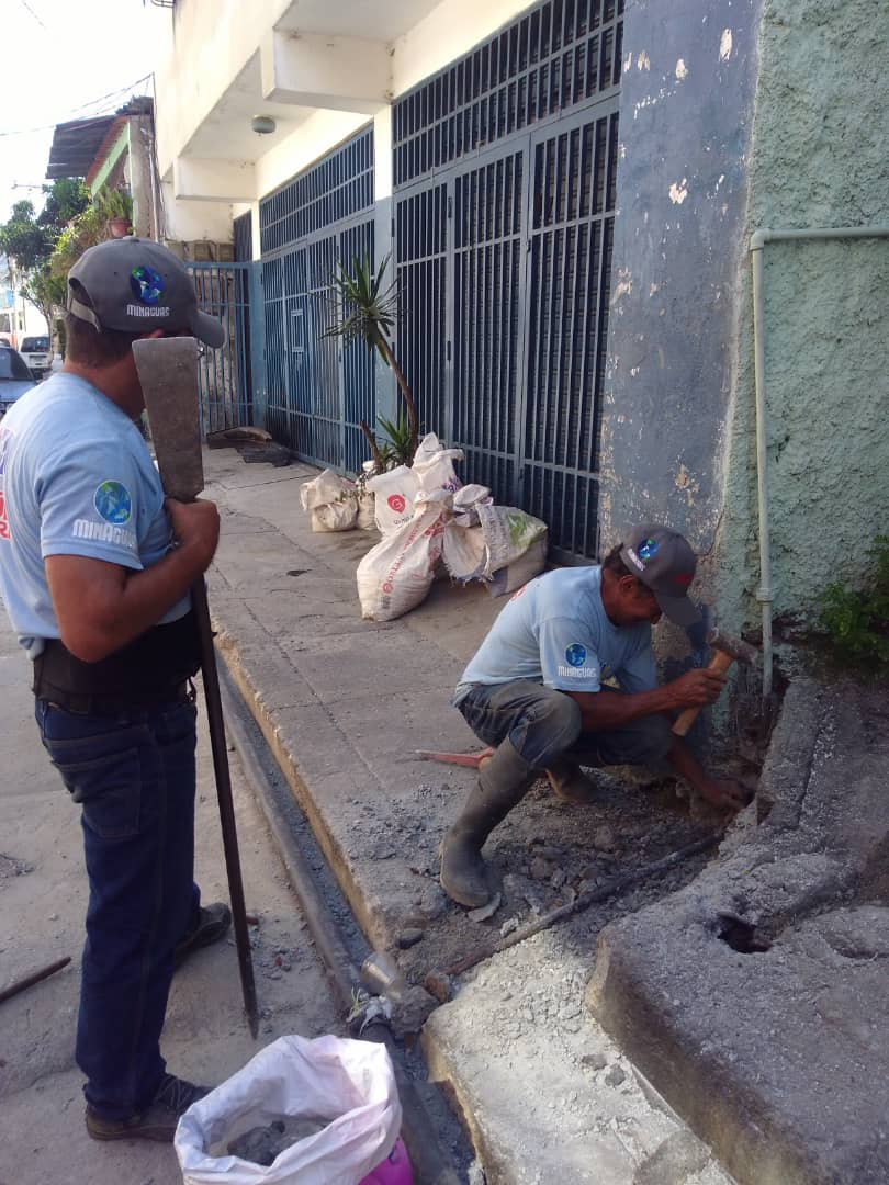 hidroven_ve's tweet photo. Hidrocapital continúa dando respuesta efectiva a través del #1x10DelBuenGobierno, en el sector Las Tunitas de Isaías Medina Angarita cuadrilla de la #BRIPPAS sustituyó 40 metros de tubería de 2" para la atención de 200 habitantes
 @nicolasmaduro 
@RMarcoTorres
@minaguasoficial https://t.co/KZdct8rjg5