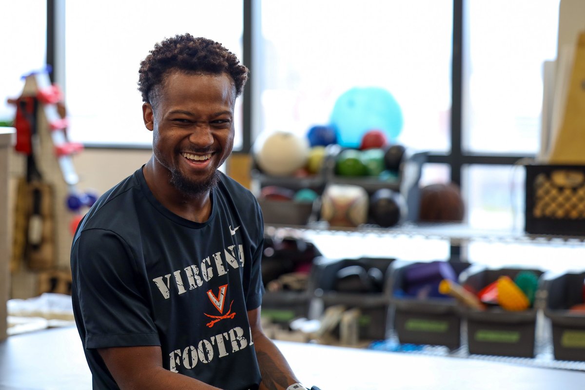 UofLHealth's tweet photo. @UVAFootball's Perris Jones is going home after suffering a scary injury on the field during the Nov. 9 matchup with Louisville.

Jones had spine surgery and has been doing physical therapy at Frazier Rehab. Today, he walked out on his own to head home. 🔗 https://t.co/OsRCsv5JtZ https://t.co/OTEydxQgoT