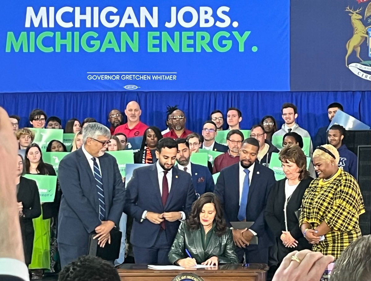 Audubon_GL's tweet photo. We’re in Detroit to celebrate as Michigan makes a historic move to reach 100% carbon-free energy by 2040! @GovWhitmer’s signing of the #CleanEnergyFuturePackage today will help protect Michigan birds like the Black Tern, that are at-risk from #climatechange. https://t.co/Qr8BixxWPu
