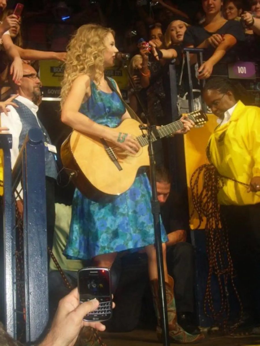 amberrwallace's tweet photo. a photo of taylor swift you’ve never seen before because i took it https://t.co/pk1Qzm5wo4