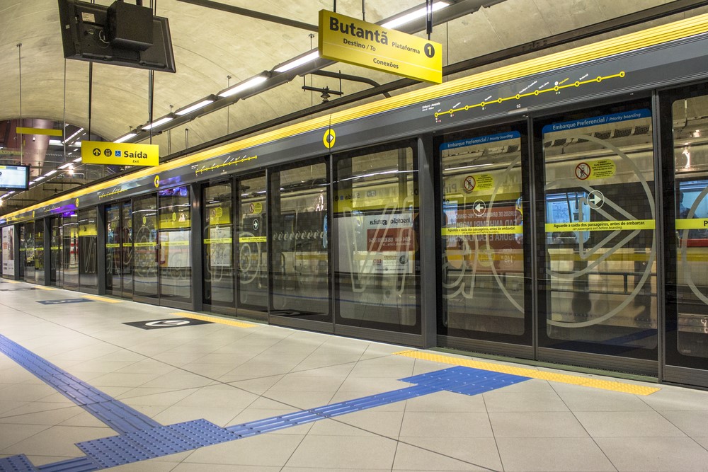 RaphaelGraneiro's tweet photo. @xpdrohenrique @metro_rio Solução já tem, só olhar a linha 4 amarela de SP: portas altas que só abrem quando o metr�� chega. https://t.co/9KCv3vuMUo