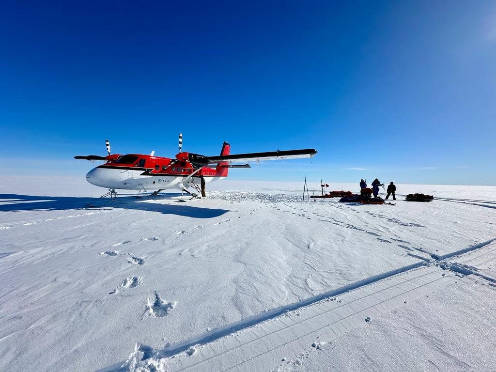 Antarctic_ALE's tweet photo. After a stormy start to the season, our Twin Otter plane completed a drop-off for one of our Ski South Pole Expeditions, Messner Start. This scenic route is inspired by Reinhold Messner’s 1989 epic Antarctic crossing. #AntarcticExpedition #SkiSouthPole 

Photo: Rodney Fishbrook https://t.co/WSIO2HIKvL