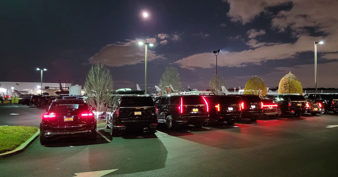 Limos waiting under a moonlit night. 🌕🌝🌜

#moonlitnight #moonlight #moon #moonlit #fullmoon #TEB #Meridian