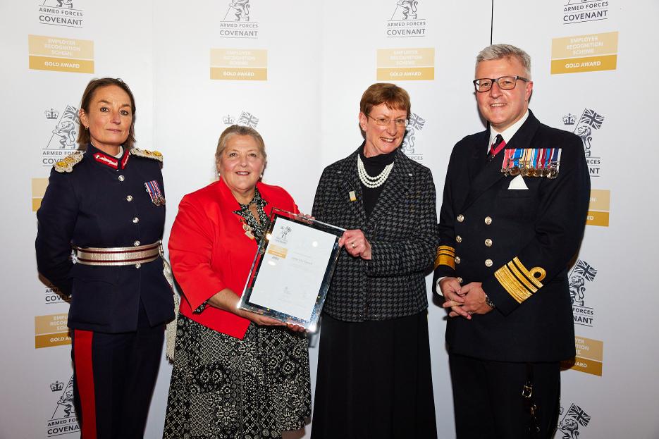 Well done to Leeds City Council on being awarded a Gold Defence Employer Recognition Scheme Award! The scheme recognises employer support to veterans, Reserve Forces, and Cadets. The award was presented by @DefencePeople and @joropner1. @LeedsCC_News, @LordMayorLeeds.