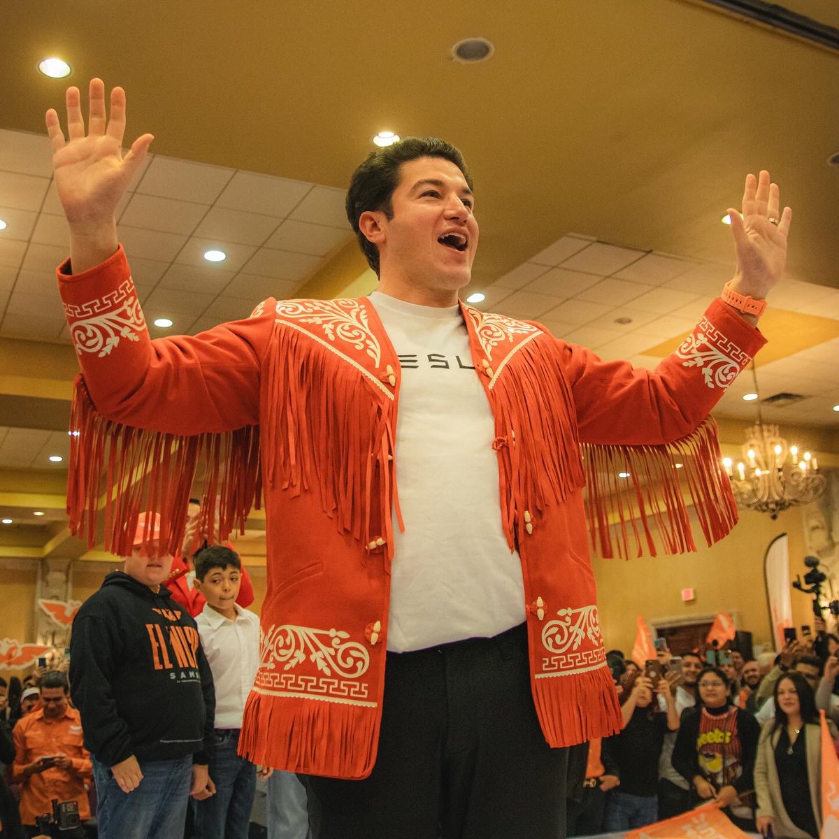 Siempre he dicho que este Movimiento es en Familia 🍊🍊🍊
Me siento muy orgulloso de que mis hijos le hayan entregado un símbolo Tamaulipeco como es la Cuera a mi compadre <a href="/samuelgarcias/">GarciaSamuel</a> !!!