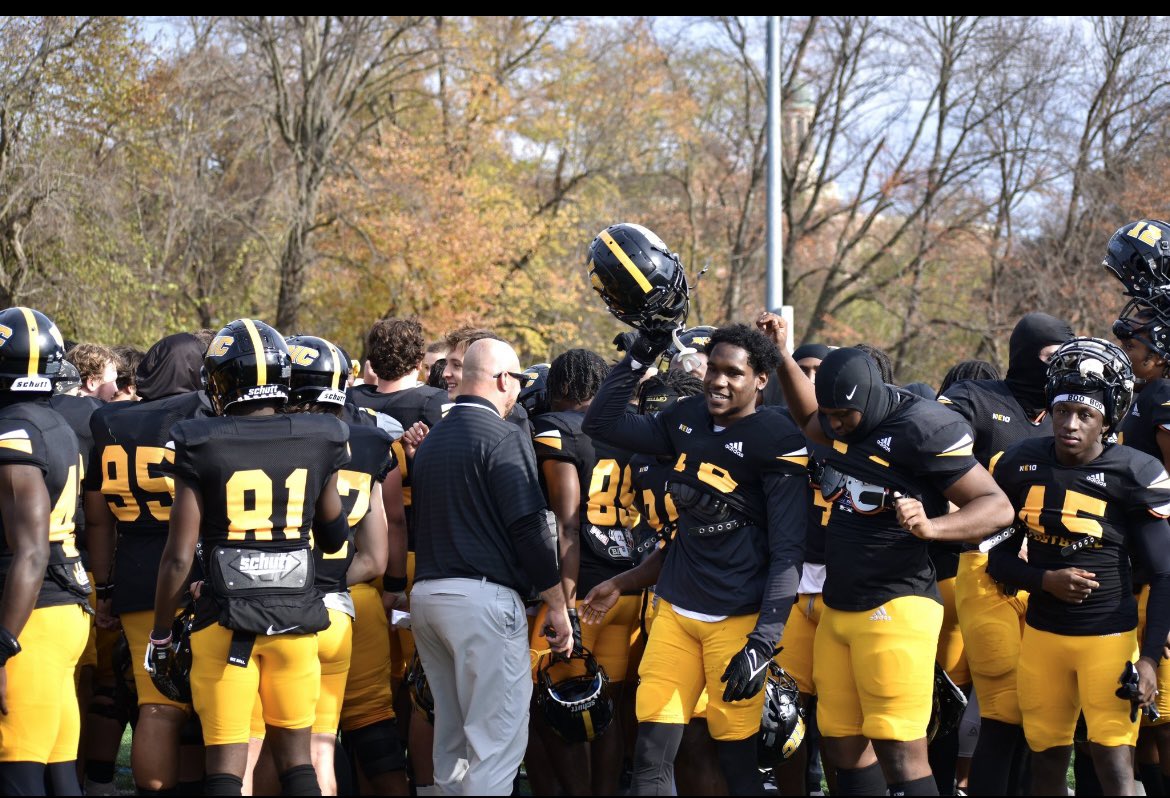TamelM55's tweet photo. Without the hard work that me and @Coach_Nu27 put in this wouldn't be possible🙏🏾. I am blessed to say after a great conversation with @CoachChipka I have received my first offer from @AICFootball. Thank you opportunity!!
#CircleBlack⚫️〽️ @LouConteAIC @CoachDetorie https://t.co/dHBbrdcRNR
