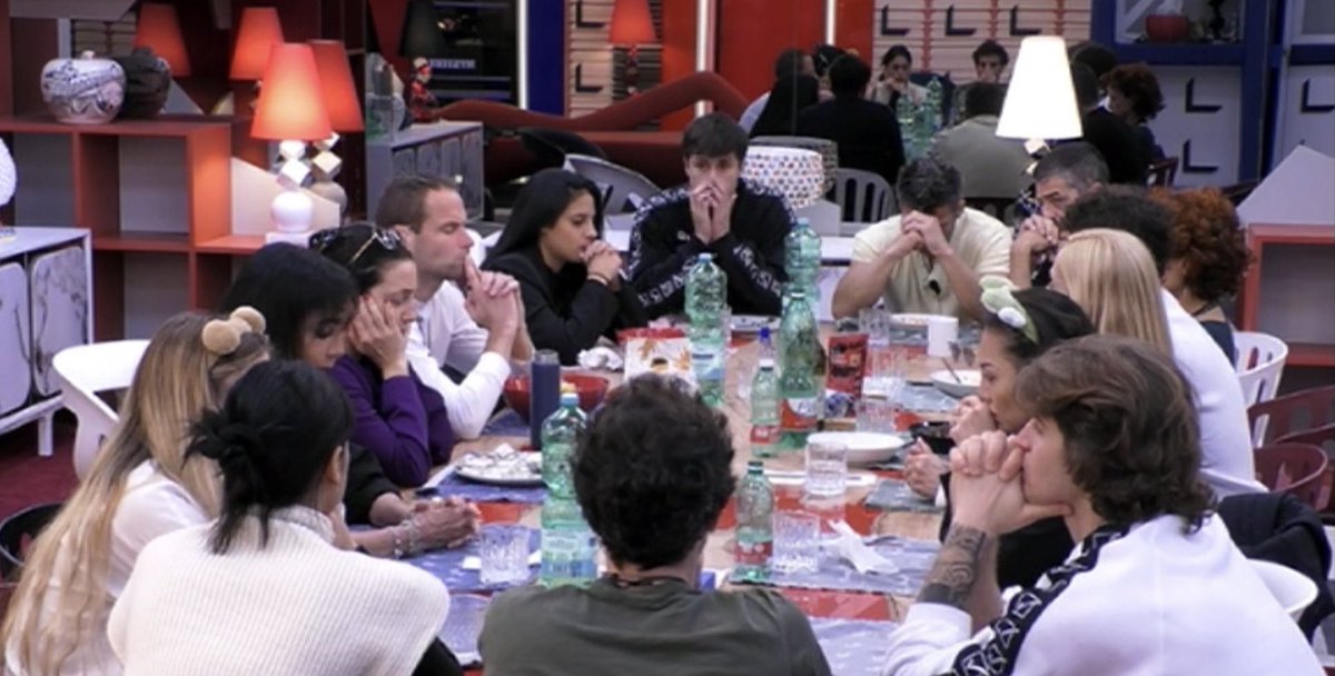 CENONE NATALIZIO...PREGANDO INTENSAMENTE A CHI FARANNO FUORI ..
#GRANDEFRATELLO