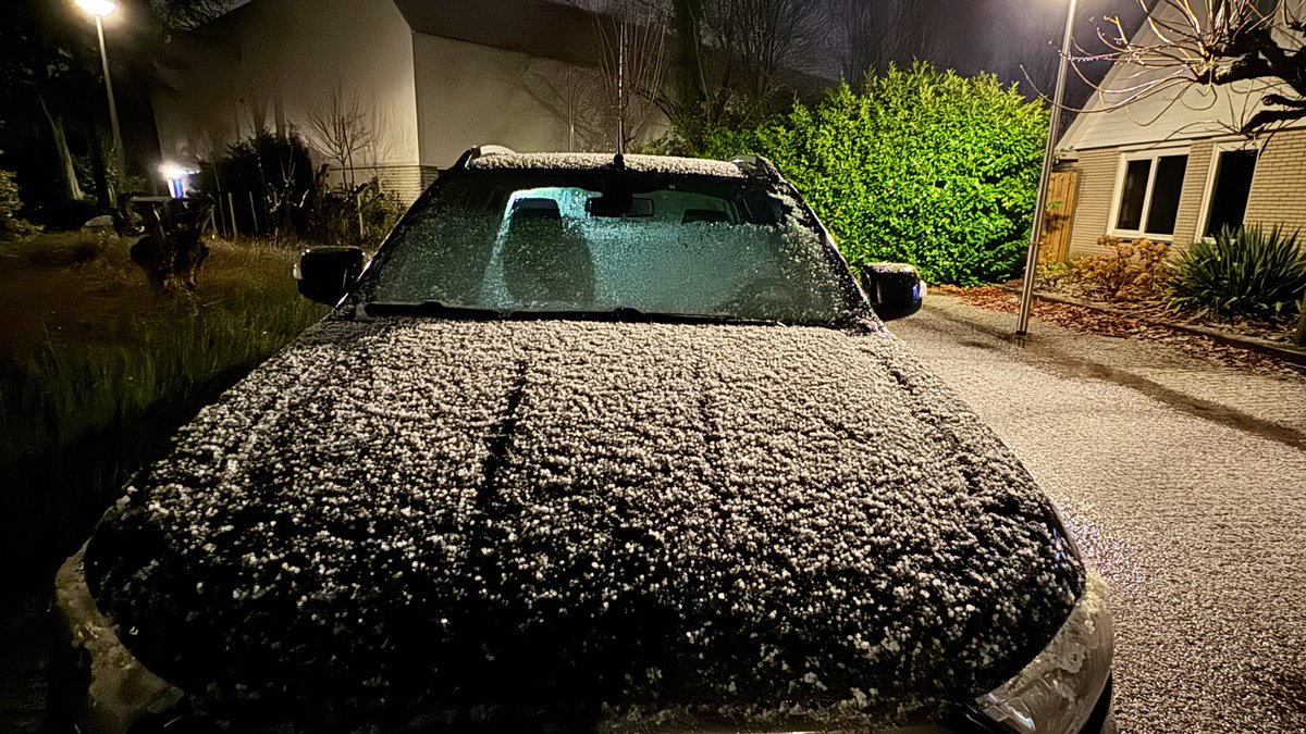 JolandaBakkker's tweet photo. #hagel en een harde klap #onweer  #pasopGLAD @BuienRadarNL @MeteoVoorne @EdAldus @helgavanleur @janvissersweer @omroepwest https://t.co/LgTPFcHt6M