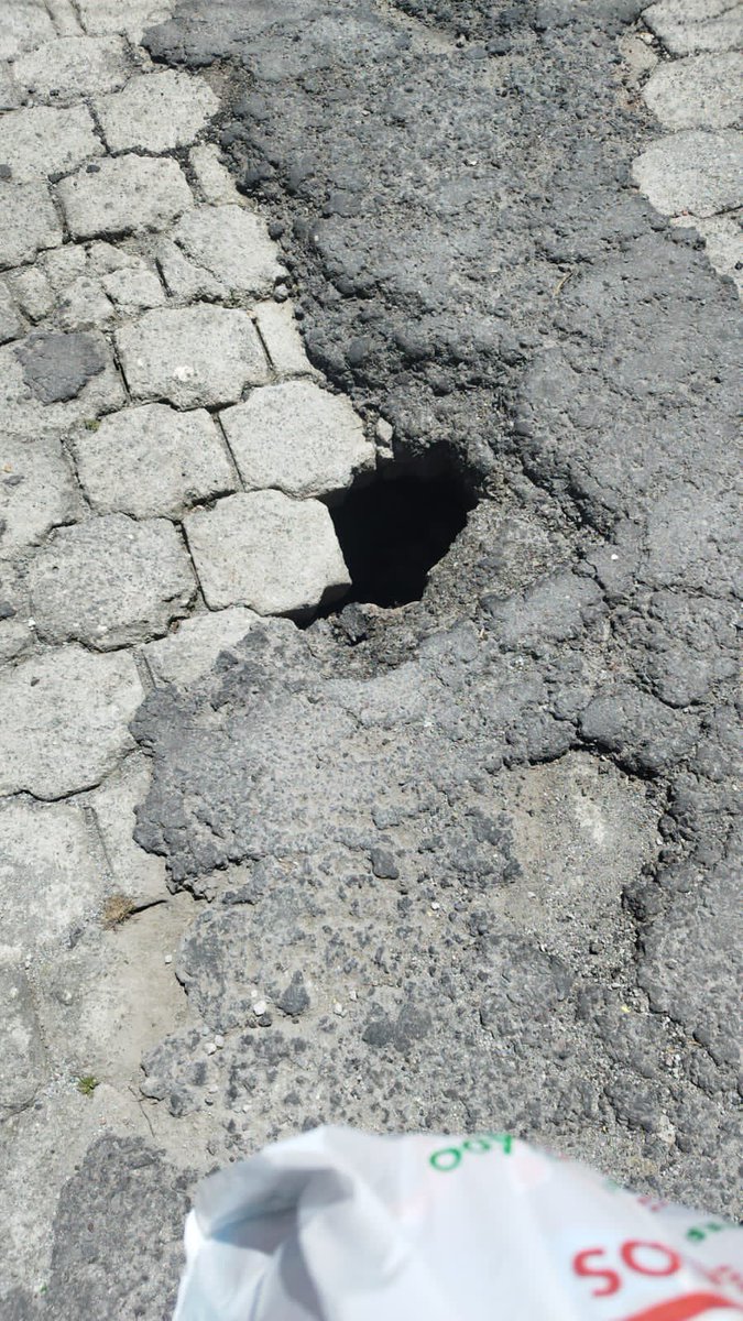 KhrizFer's tweet photo. @aguadequito Sector La Ecuatoriana calle Amadeo Izquieta y Herrera y Cevallos. Se sigue abriendo la grieta. Ya se les ha reportado varias veces y no hacen caso @pabelml @MunicipioQuito https://t.co/kovKStZ3k1