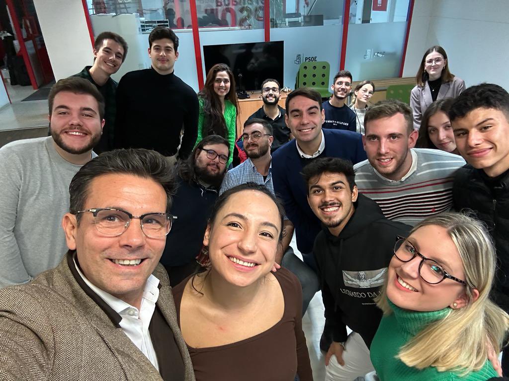 La sociedad que estamos haciendo para ellos y ellas es también la sociedad en la que ellos participan, conviven y les preocupa. Charlar, aprender, compartir y debatir es un lujo. Gracias 😊🌹