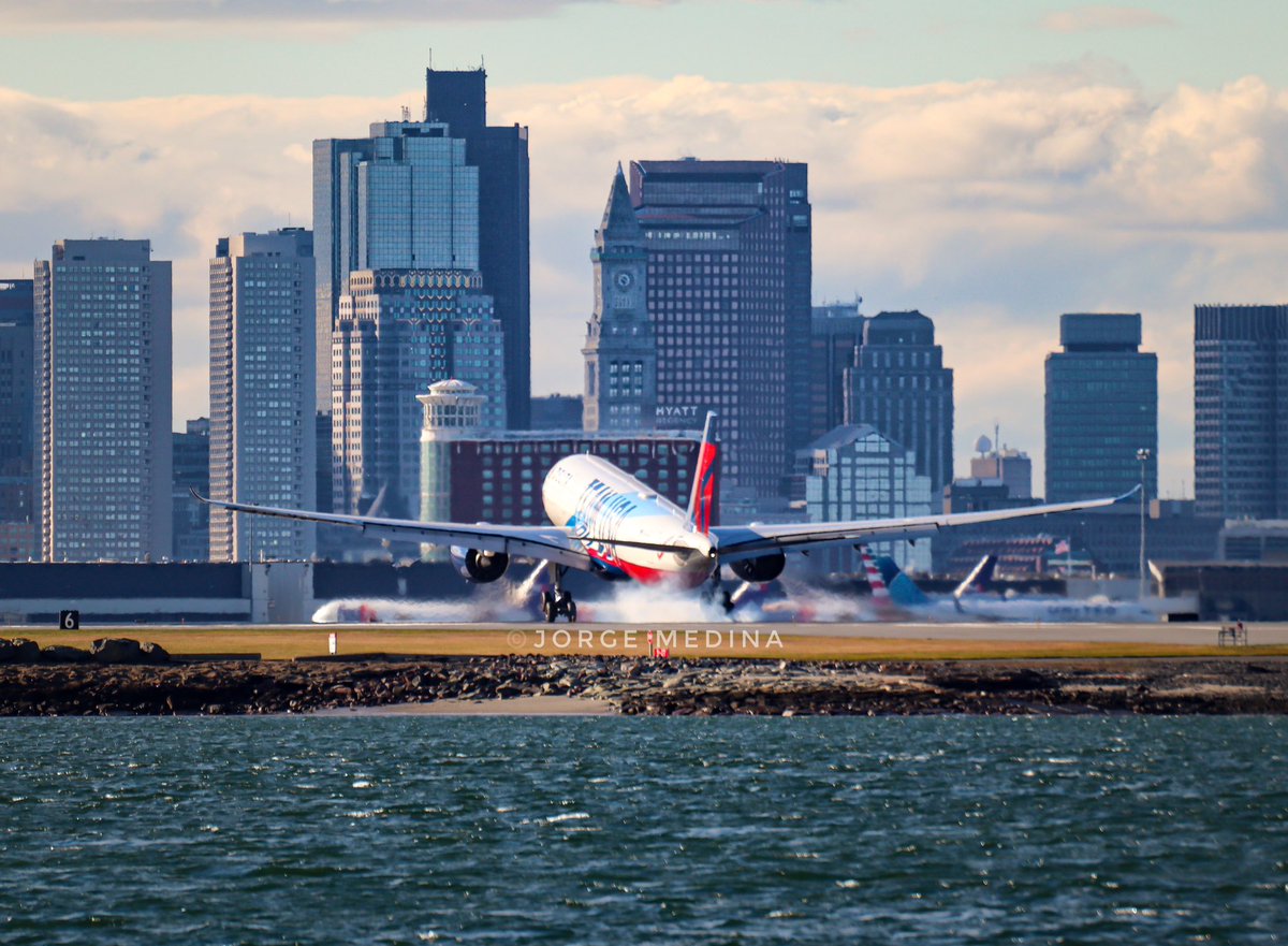 Yesterday I was in Boston photographing and I was lucky enough to be able to hunt the @Delta team USA  @Airbus A339. The background with the city, makes it unique! 🇺🇸 #Boston #avgeek @Spottersbcn @controladores @Massport