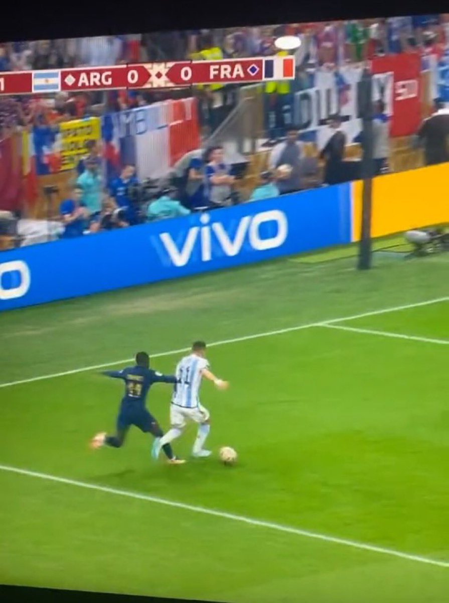 ActuL1_'s tweet photo. C'est donc ça l'arbitre à deux mesures Monsieur Marciniak ? 🧐

#PSGNEW https://t.co/eE2GzZ8R4o