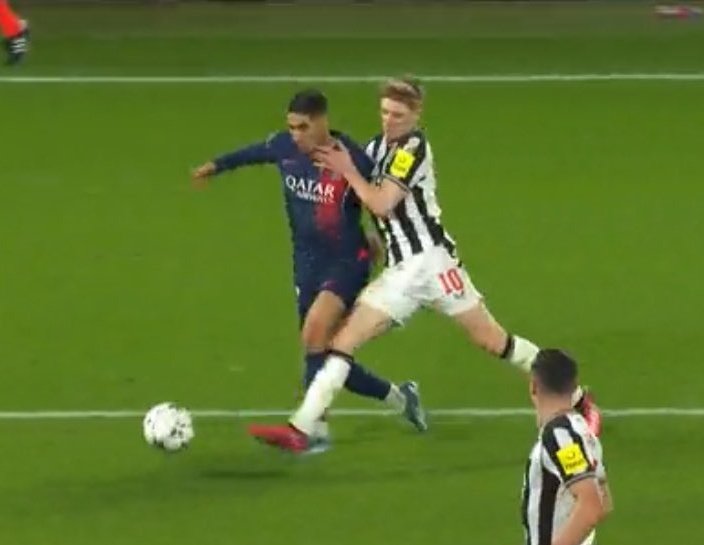 ActuL1_'s tweet photo. C'est donc ça l'arbitre à deux mesures Monsieur Marciniak ? 🧐

#PSGNEW https://t.co/eE2GzZ8R4o
