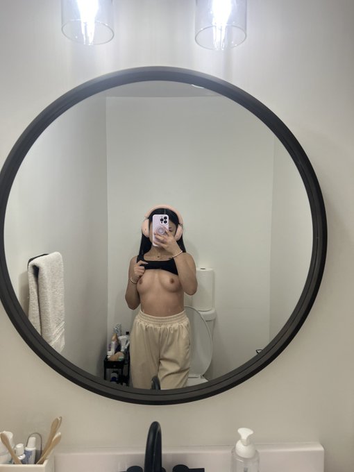 going live in 10 minutes! I&rsquo;m naked under my clothes 😱  https://t.co/uFCqN9x36J https://t.co/ww93MA8