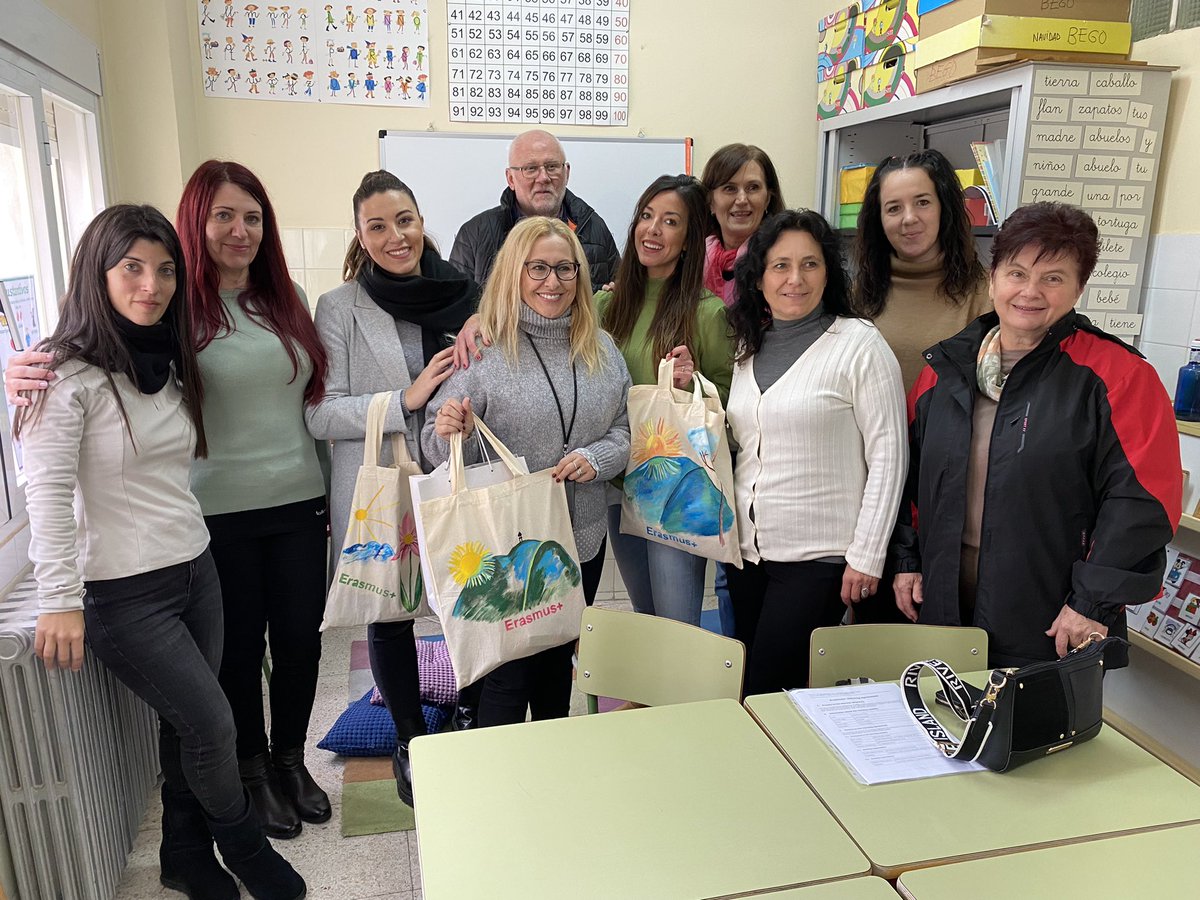 FECSanJoseVva's tweet photo. 🇭🇺🇵🇱🇪🇸¡2º día de Job Shadowing por nuestro profesorado Erasmus. Alumnado y profesora aprenden intercambiando idiomas y cultura! #ErasmusPlus Servicio Español para la Internacionalización de la Educación  #JobShadowing #FECSanJoséVva @sepiegob @colegiosfec https://t.co/Z321d9AH3P