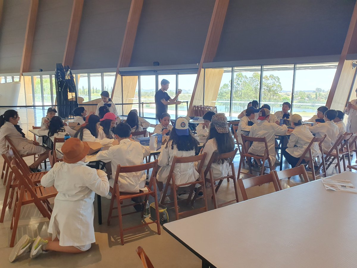 Niñas y niños de escuelas públicas de Maldonado, integrantes de Club de Ciencia, son reconocidos por Moscalab y <a href="/CutiUy/">Cuti</a> con un kit de robótica. Agradecemos a autoridades y personal de <a href="/fpatchugarry/">MACA Fundación Pablo Atchugarry</a> y de Juventud y Turismo Intendencia de Maldonado y Municipio de San Carlos.