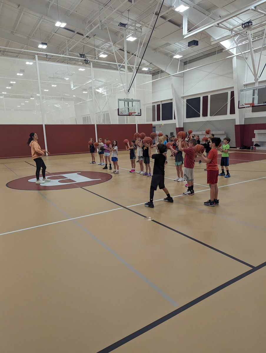 ladybeesbball's tweet image. First ever Little Bees Dribbling club!   Thank you to Coach Dayna Daltorio for helping our younger kids get comfortable with the ball in their hands.   Come check out their dribbling performance during the girl/boy doubleheader in January!