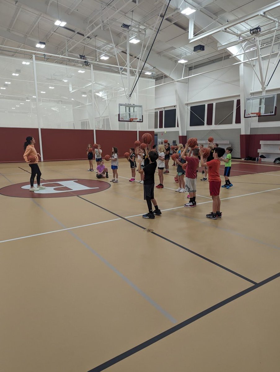 ladybeesbball's tweet image. First ever Little Bees Dribbling club!   Thank you to Coach Dayna Daltorio for helping our younger kids get comfortable with the ball in their hands.   Come check out their dribbling performance during the girl/boy doubleheader in January!