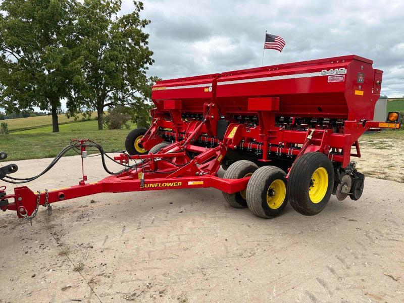 Sale price report from the John Schwartz farm estate auction today in Darlington, WI. '08 Fendt 927 Vario w/ 1992 hours; '11 Fendt 712 Vario w/ 766 hours; '78 Case David Brown 1210 w/ 5352 hours; sharp '98 Peterbilt 378: tinyurl.com/MachineryPete-…