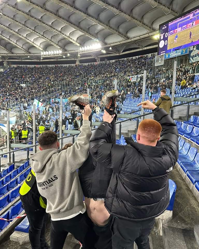 MartinMcd222000's tweet photo. After a number of Anti-Irish banners from Neo Nazi Lazio supporters, were spotted, Celtic fans went on to give a respectful salute to Lazio fan boys hero...... Benito Mussolini 😂😂😂
🇮🇪🍀🏴
#CelticFC #GreenBrigade #CLN #LazioCeltic #ilduce #BellaCiao ⭐️⚒️✊🏼🚩 https://t.co/IaNAP5Guoe