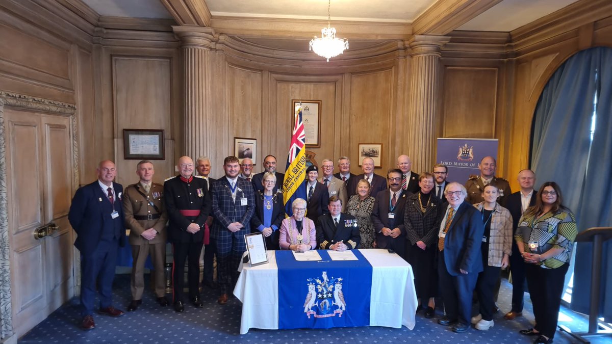 Congratulations to @LordMayorLeeds & @LeedsCC_News for re-signing the Armed Forces Covenant! Our CO, Cdr David Noakes, RD, RNR, had the privilege of countersigning the Covenant on behalf of the Defence Community and @RNReserve.