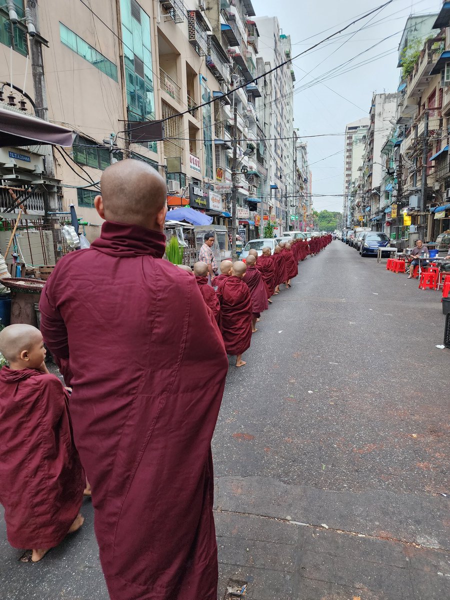 yangonow's tweet image. 日の出とともに毎朝30分徒歩で出勤する身にとって、一番良い季節になりました✨　現在気温25℃快晴☀️
#ミャンマー　#jsat #Myanmar #ヤンゴン