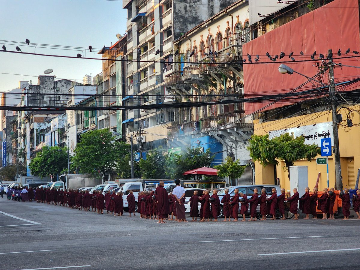 yangonow's tweet image. 日の出とともに毎朝30分徒歩で出勤する身にとって、一番良い季節になりました✨　現在気温25℃快晴☀️
#ミャンマー　#jsat #Myanmar #ヤンゴン