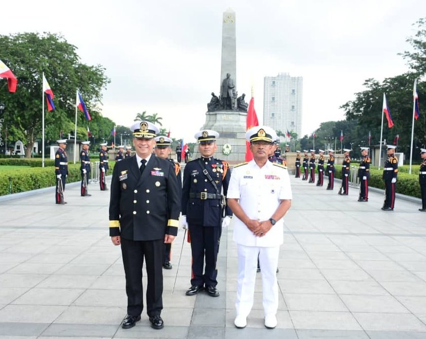 While in Philippine.

Panglima Armada Timur turut menyertai upacara kalungan bunga di Monumen Dr. Jose Rizal. Di samping itu, beliau turut mengambil kawalan kehormatan sebelum melaksanakan kunjungan hormat. 

#NavyNews
#DiplomasiPertahanan