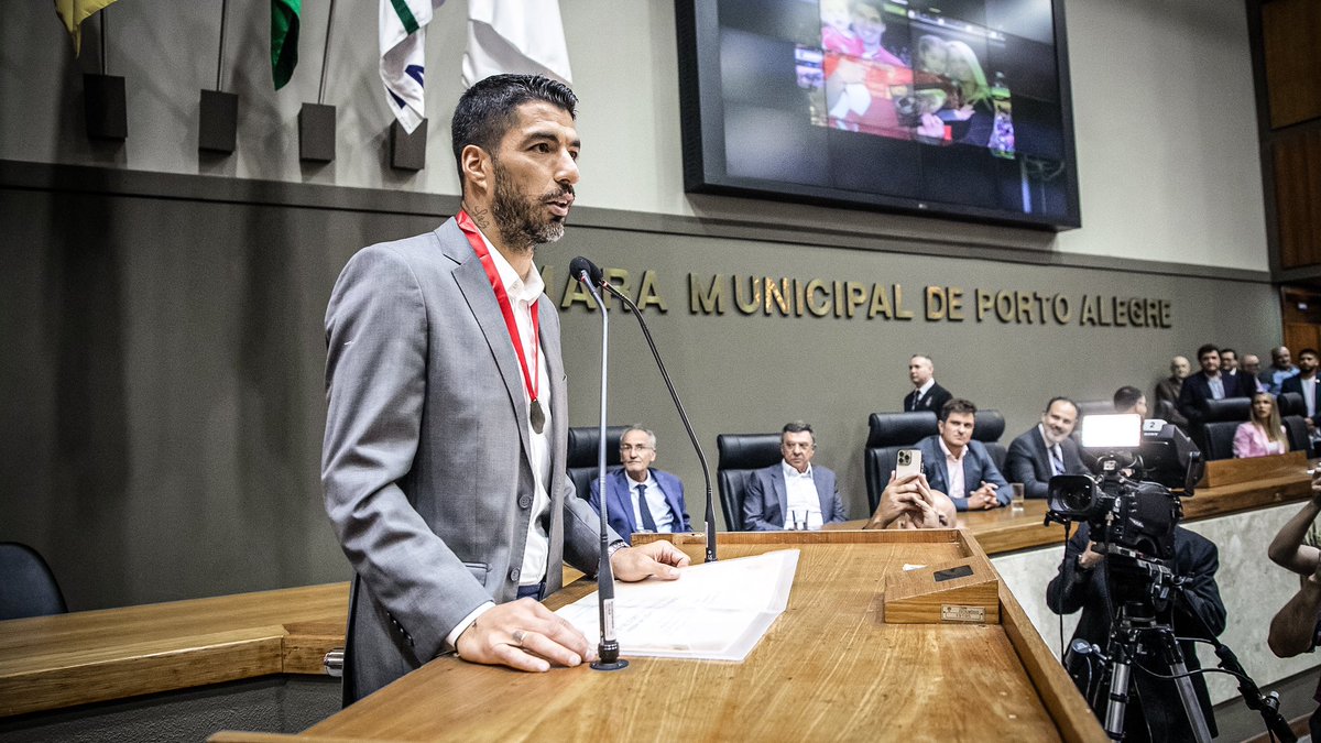 LuisSuarez9's tweet photo. ORGULLOSO de recibir los reconocimientos de "Cidadão de Porto Alegre" y "Medalha do Mérito Farroupilha"!

Muito obrigado 💙 https://t.co/RmXdqqqzHa