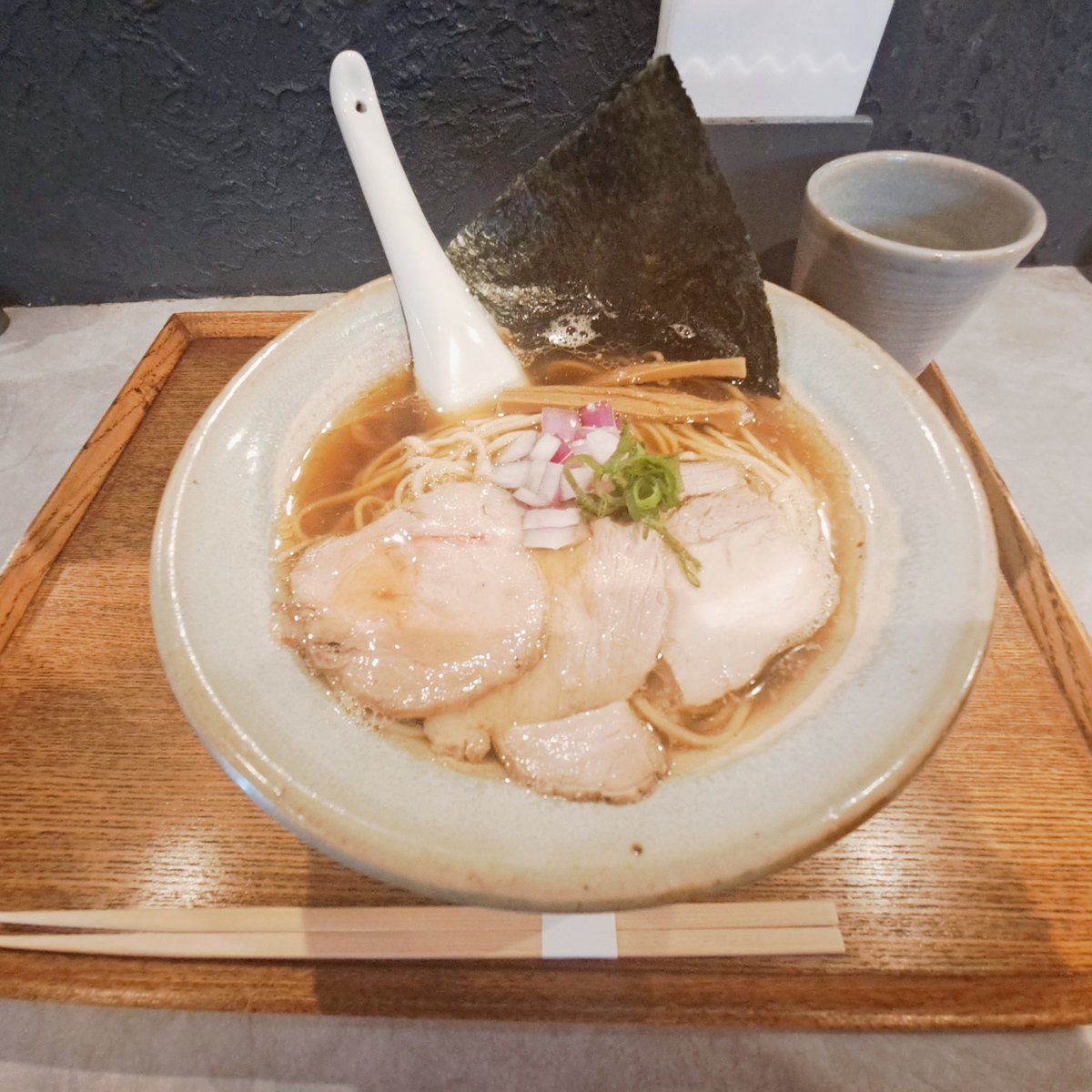 EriRamen's tweet photo. いつも並んでたりお休みで入れない大森のラーメン屋さん麦苗の2号店、青麦に行ってきました🍜🍥
魚介さっぱりが二日酔いに…染みる🤣
清澄ラーメンにしてみました！
清濁の方もおいしそう😋
自家製麺、化学調味料無添加らしいです✨ https://t.co/qtiQPUPb89