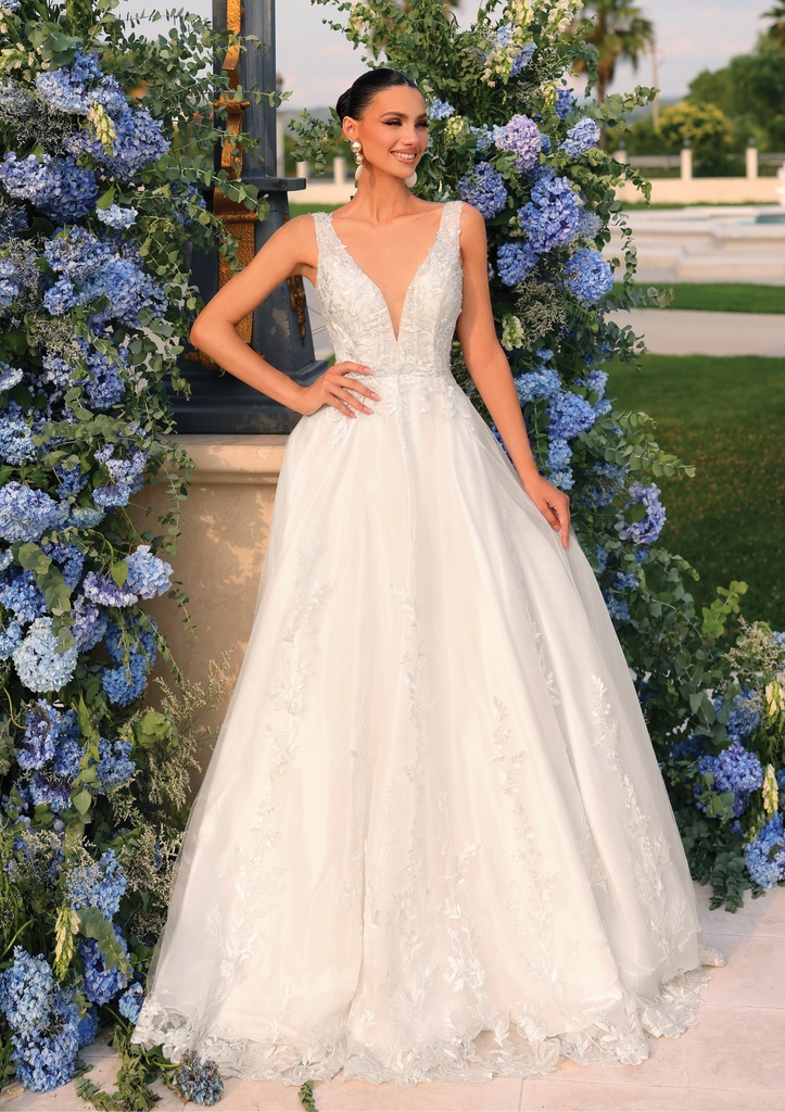 ClarisseDesigns's tweet photo. Beauty is in the eye of the beholder 😍❤️ @verravallebridal style 900306 is a dream for the bride who can’t wait to shine on her special day ✨

#verravallebridal #weddinggown #weddingdress #weddingday https://t.co/fzLcrKIH4k