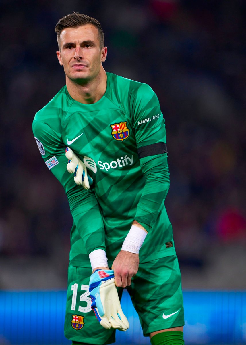 BarcaUniversal's tweet photo. Big match, in the big stage, with Ter Stegen injured... A lot of pressure, but Iñaki Peña was one of the heroes against Porto. https://t.co/x4uQIRAVNm