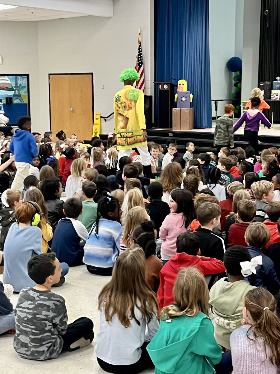 Second Grade loved the Science for Everyone presentation! Thank you Vaughan Foundation!!! 
#lovetolearn
#secondgraderocks #soaron