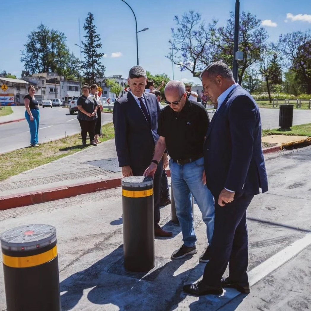 des_urbanocba's tweet photo. ¡Ya funcionan los primeros bolardos hidráulicos de la ciudad! 

👉 El secretario de Desarrollo Urbano @ArqDanielRey, el viceintendente @PasseriniOk y el secretario de Desarrollo Metropolitano @bermudezgok presentaron los bolardos hidráulicos. https://t.co/0b9HDM3LAU