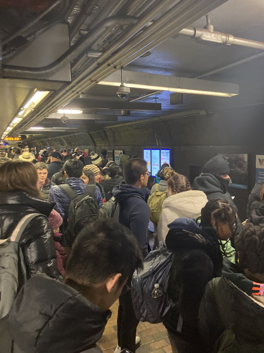 makailaaa's tweet photo. @boston25 @BostonGlobe @MBTA what relying on the orange line during the green line shut down looks like 👏🏼 https://t.co/jT0mDzWfEw