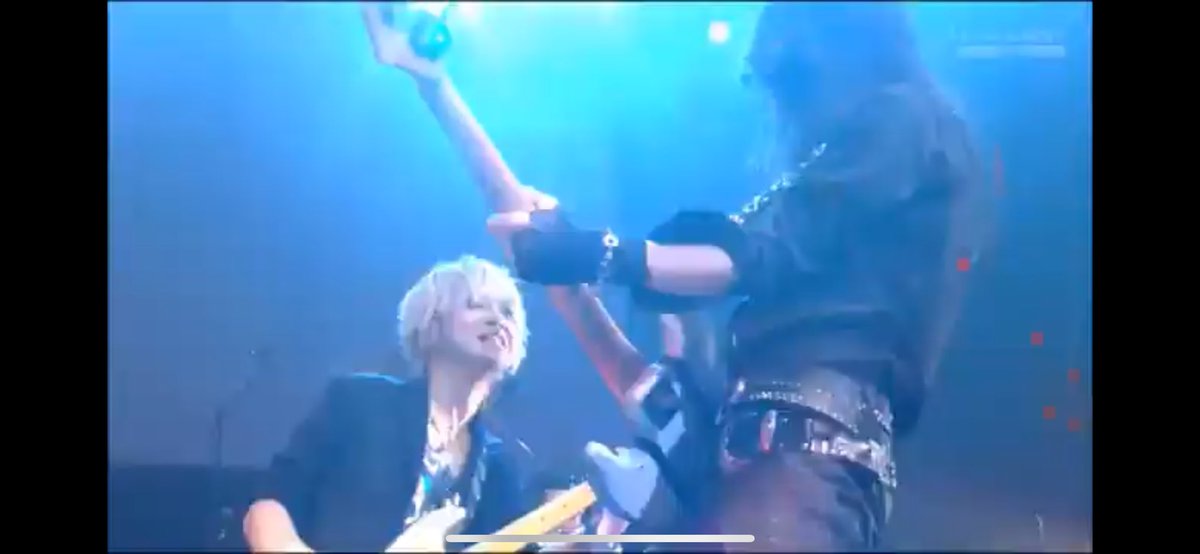 hrt_A9's tweet photo. HEATHさんの献花式...行って参りました。
HEATHさんとは、アリス九號.が事務所離席し、準備期間に入っていた期間での、2015年のToshlさんのソロLIVEのサポートACTを務めさせてもらった時に、ゲストで出演されたHEATHさんとオンステージで共演させて頂きました。
僕のきっかけのhideさんのパートを弾くという重圧の中、とても優しく気さくに話しかけてくださり、大丈夫だよ、と優しく声をかけてもらったのが本当に嬉しかったですし、結果オンステージで自分らしくギターを弾くことができました。

バンドを愛し、いつなんどきにXJAPANが動いても常に万全の状態でいるというお話を聞いて、人としての在り方の学びと影響をうけさせてもらいました。

間違いなく、'至極寂しい'ですし、もっともっとイチファンとしても続きの音を聴きたかったですが、

永遠の別れではないと思っています。

音の質量は潜在的には映像の質量より大きく、時間をもを超えて、人の心に作用し続けます。

この命続く限り、ロックを音楽を鳴らし続けます。
それが今世を生きている僕らが進む道。

'XJAPAN'のベーシストとして、あり続け数えきれない夢と力をありがとうございました。

ご冥福をお祈り致します。

#XJAPAN
#HEATH さん
#ありがとうございました