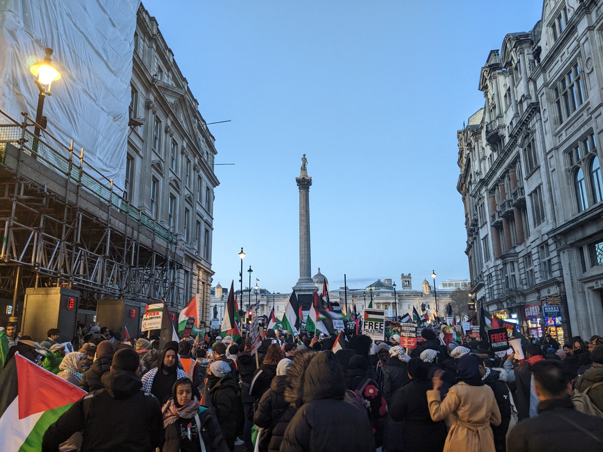 I spent Saturday trekking around central London again recording events of the protests and rallies that have blitzed the capital now for a sixth week. I witnessed the main pro-Palestine march at multiple junctions, as well as the radical Islamist Hizb ut-Tahrir rally. THREAD. 1.
