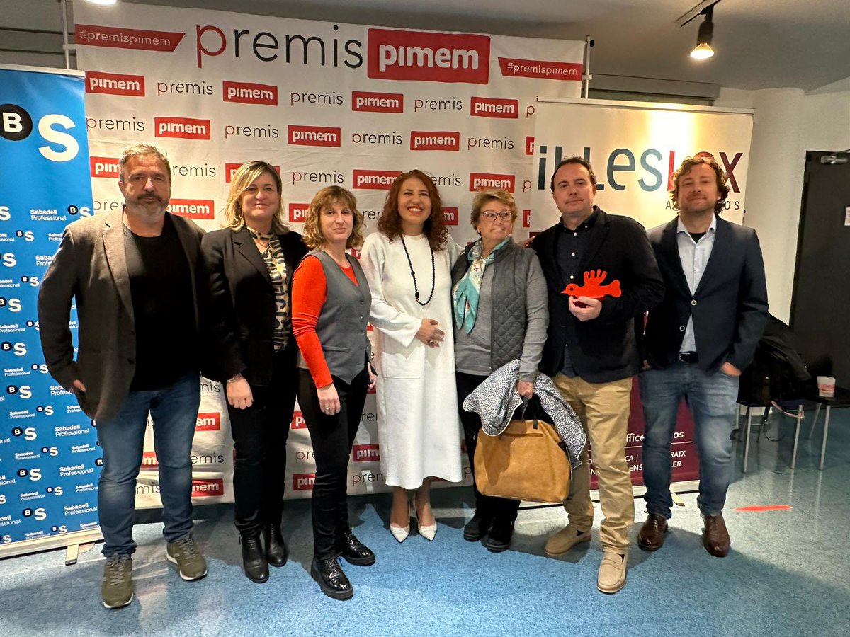 ElPi_IB's tweet photo. 🟢 Els companys d’El Pi han assistit als #PremisPimem @pimemdigital.
👏🏻 Enhorabona als guardonats!
#SomElPi https://t.co/hieNW40XF4