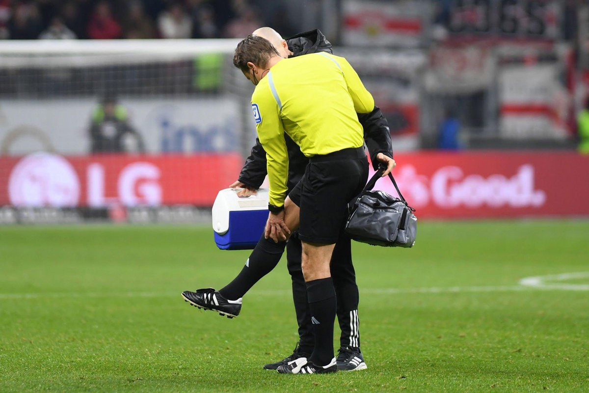 🚨🚨| German referee Felix Brych has ruptured his ACL this weekend during the Frankfurt-Stuttgart match. 

His season is now over and he may not be present for EURO 2024! ❌