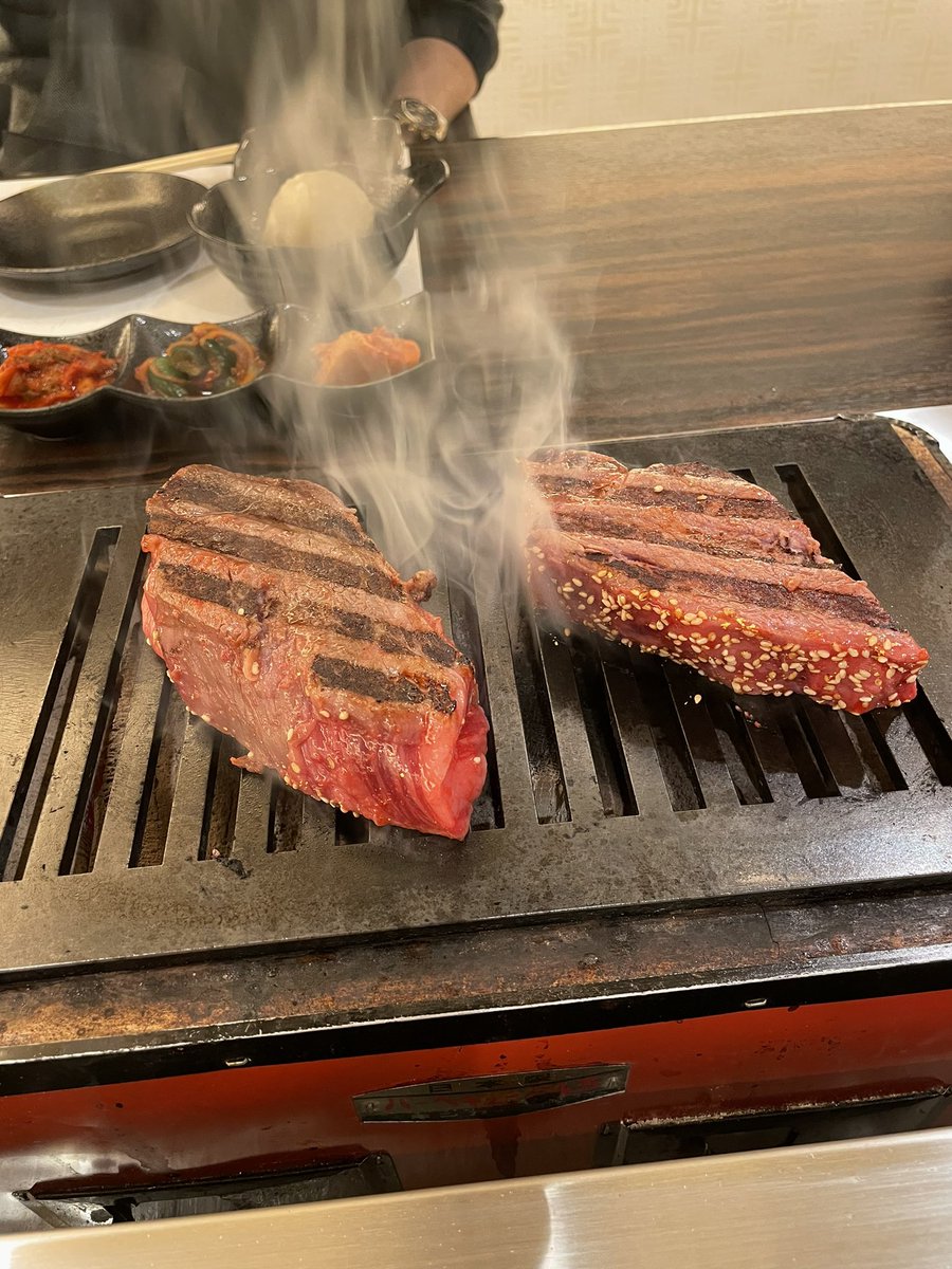 ZECT_1972's tweet photo. おはこんばんちは。
本気・元気・天気ということで
2023年11月29日(水)神保町界隈の天気は
・晴れ
・最高気温：17℃
・最低気温：6℃
・降水確率：20%
今日はイイ肉(1129)の日、最高の友人たちと食事に行ってきます。楽しみです。おそらく、くだらない話しかしないと思います。だが、それがいい。
学 https://t.co/h0SiPxw1cD