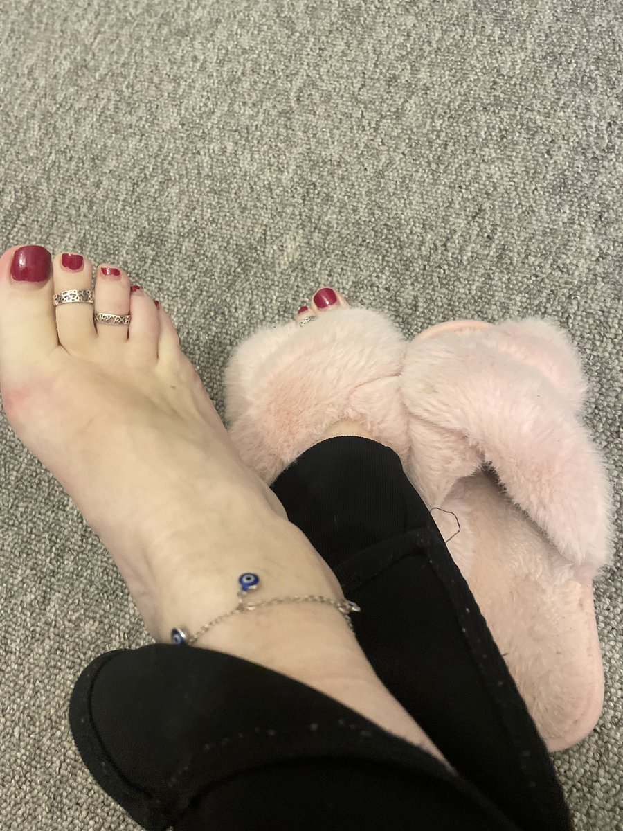 Iceylouxox's tweet photo. Poorly goddess  
I have the worse immune system and this cold weather has knocked me 🤒
Send presents to make this goddess better and please appreciate if I may be slow answering back 👣
In the meantime enjoy my beautiful feet and stinky slippers 🥿 https://t.co/SOYcYt9vmA