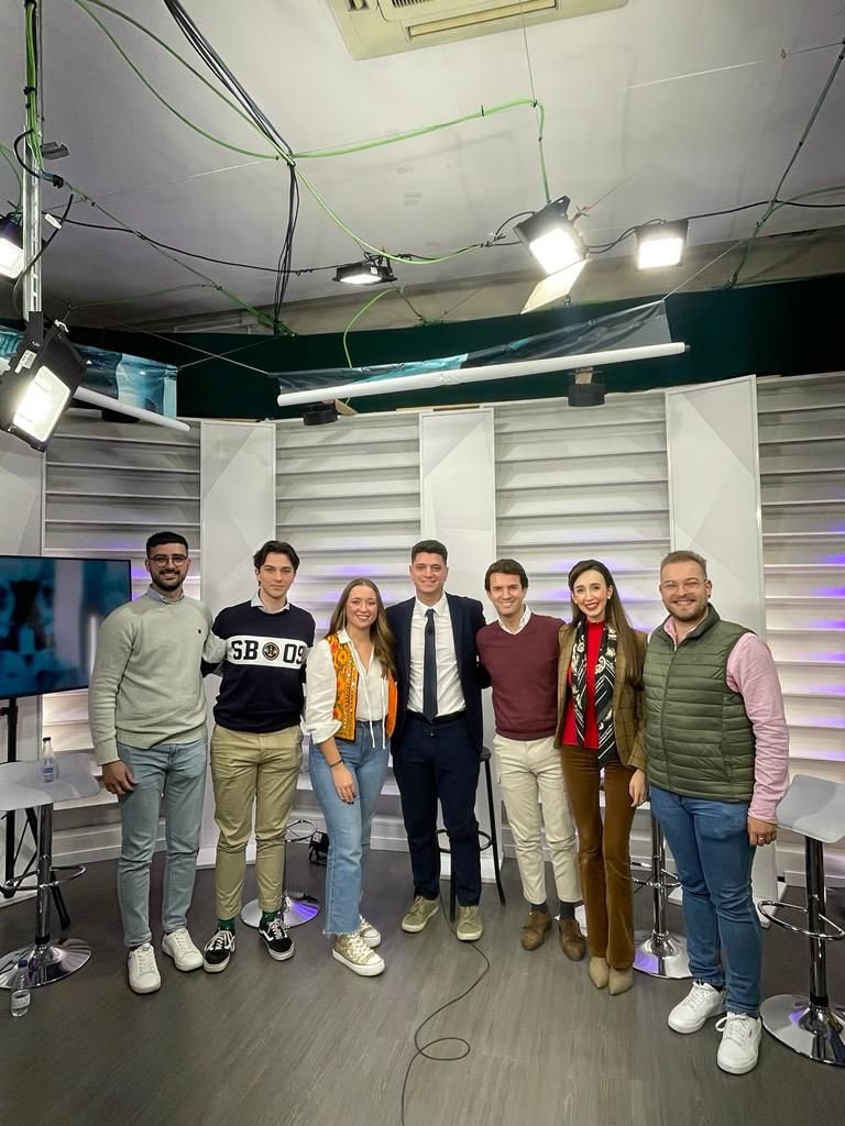 Si hay algo que me encanta de la vida es de esas experiencias que te puede llegar a regalar

Hoy he vivido una experiencia que nunca olvidaré con lo que más me gusta: Semana Santa, Cofradías, y amigos

Millones de Gracias a <a href="/PTVGranada/">PTV Granada</a> y a <a href="/PuertaManu98/">Manuel Puerta</a> por invitarme💙