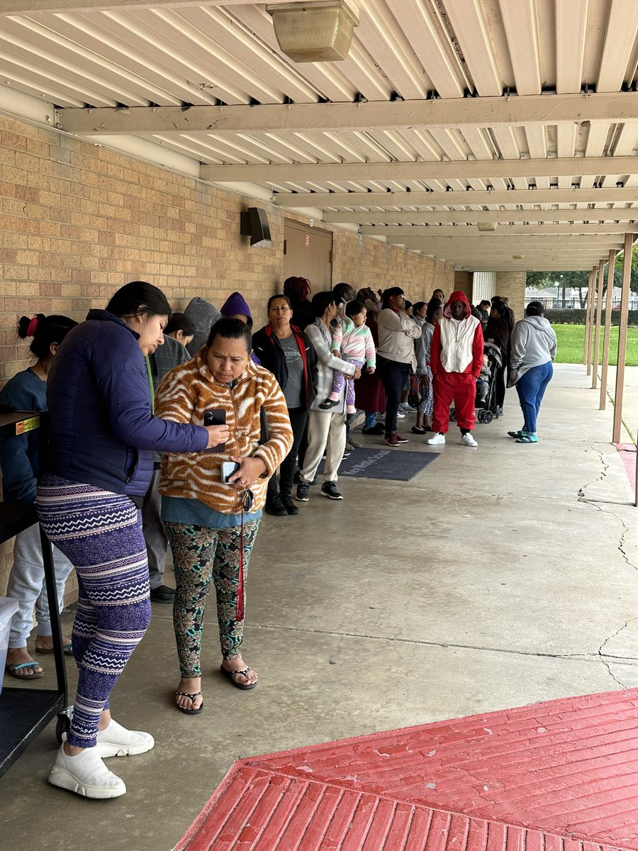Another SUCCESSFUL Food Drive organized by our Wrap Around Specalist, @Wrapping4KeyMS.  🤩💜💛

We have made impacts on lives today by providing food.

@HISDNorthDiv <a href="/shundramosley24/">Shundra Mosley</a> 
@HISD_Wraparound <a href="/Garibaldi3HISD/">Ingé V. Garibaldi</a> <a href="/HISDSupe/">Mike Miles</a>