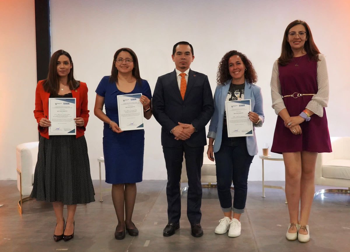 DefPublicaEC's tweet photo. 🟠 #HOY

En el marco del Día Internacional de la Eliminación de la Violencia contra la Mujer 🚺,  llevamos a cabo el conversatorio “Violencia contra las mujeres 🙋🏻‍♀️, desde la perspectiva de la juventud”. El evento se realizó en conjunto con la carrera de Derecho, modalidad online, de la @uisek y contó con la presencia de nuestro Defensor Público General, @AngelTorresDPG; el vicerrector de la universidad, Esteban Andrade y otras autoridades. 

Las panelistas invitadas fueron: @cubalondra, reconocida periodista; @mechascaicedo, conjueza de la Sala Penal de la Corte Nacional de Justicia y María Cristina Peña, coordinadora de los Consultorios Jurídicos Gratuitos de la @UISEK.

Decenas de estudiantes de varias instituciones educativas tales como: universidad @lacentralec, @uhemisferios, @upsalesianaec, @UISEK, @PUCE_Ecuador; así como de los colegios, @CSGQuito, @SEKQuito y @uegonzaga, participaron en esta importante actividad. 

#AlzaTuVoz25N
#RompeElCiclo25N