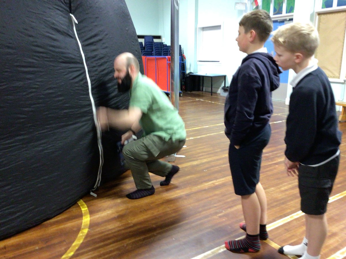 GoodlyburnPS's tweet photo. P4-7 #Gàidhlig - abair mìorbhail le @TayPlanetarium - chòrd e rinn cho mòr. Lots of oohs and aahs as we entered the wonder of the planetarium in our gym hall - a truly out of this world experience. https://t.co/SrngTLUY5Z