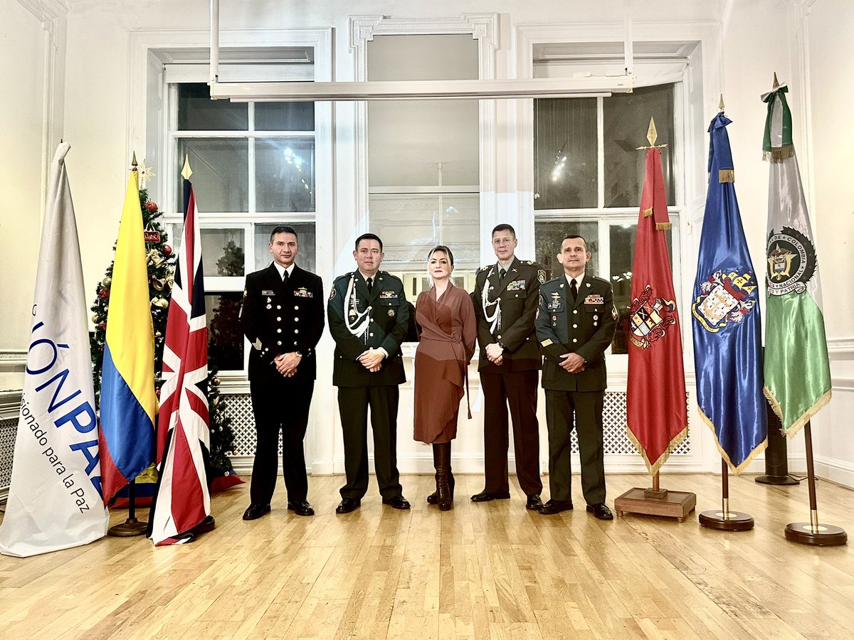 M_RojasI's tweet photo. #TusCuentasenCancilleria En la tarde de hoy con el Embajador @RoyBarreras realizamos la primera rendición de cuentas de esta misión diplomática de 🇨🇴 en 🇬🇧 en el #ConsuladoGeneral con una gran participación de connacionales presenciales y on line ☝️➡️https://t.co/4SVqhccWvx https://t.co/YWT4ZU09xu