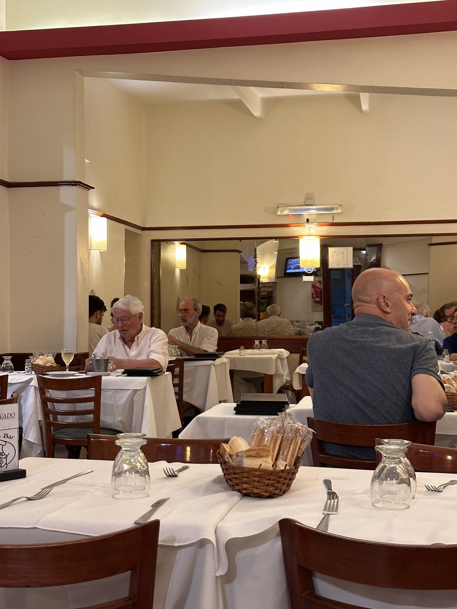 Sabes

Sabes que vas a comer de la puta madre cuando el lugar se ve así: