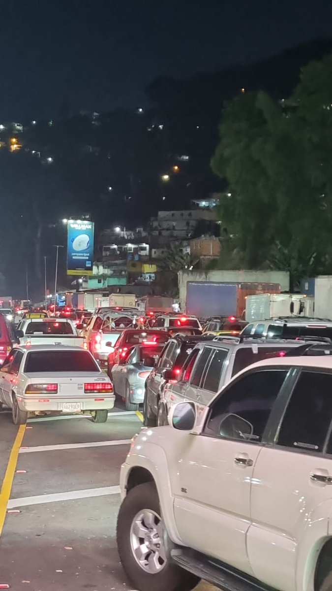 victoria1039fm's tweet photo. (06:58pm) >> #ARC en #Miranda, vehículo de carga pesada perdió la carga después de pasar el peaje de #Tazón a altura del km 13 sentido #Valencia, generando fuerte retención vehicular, precaución. #InfoVial https://t.co/iwkCk0p0EN